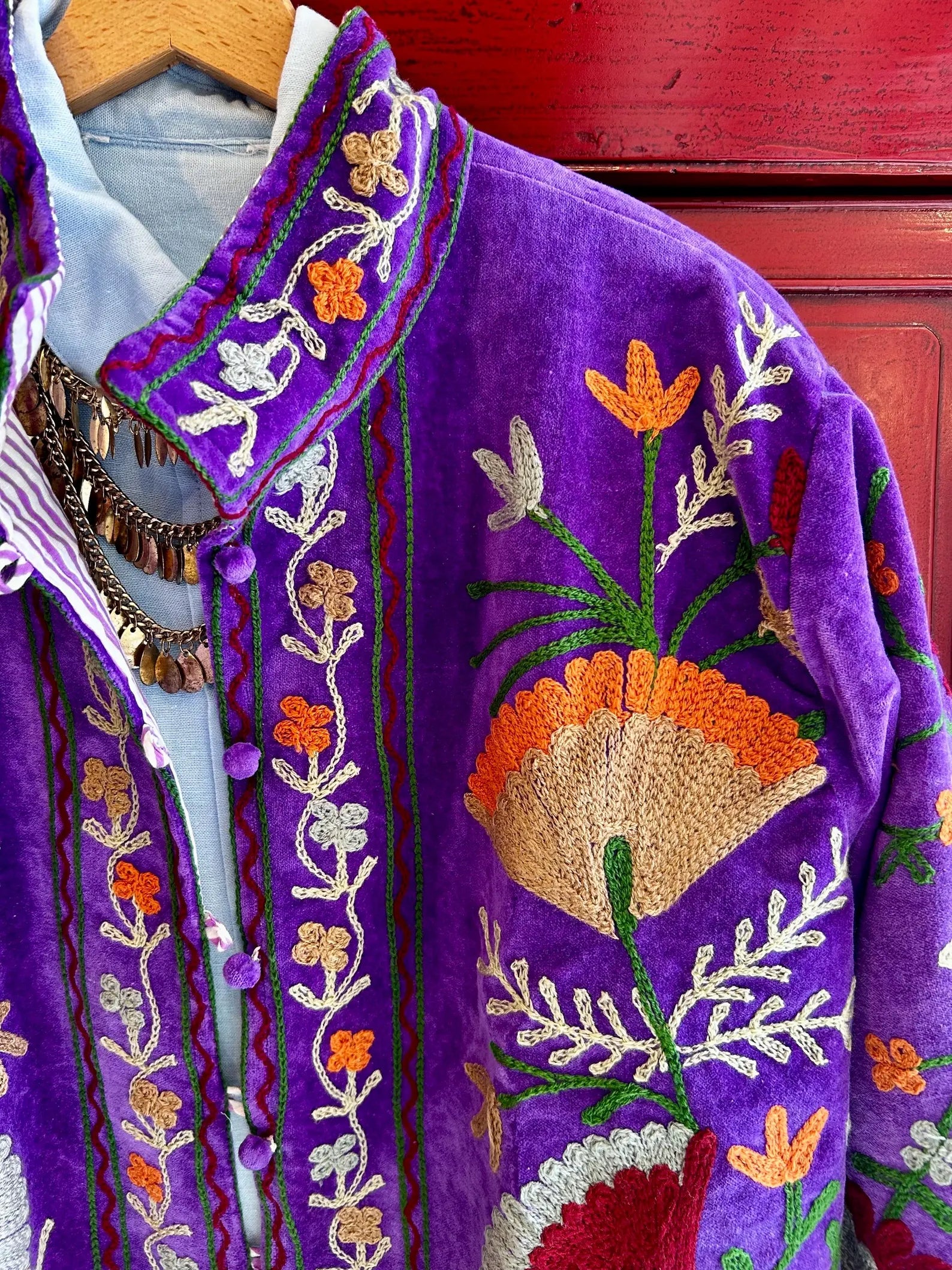 BLOOMY BUTTONS - Giacca Indiana SUZANI Artigianale in Velluto Ricamato Viola con bottoni