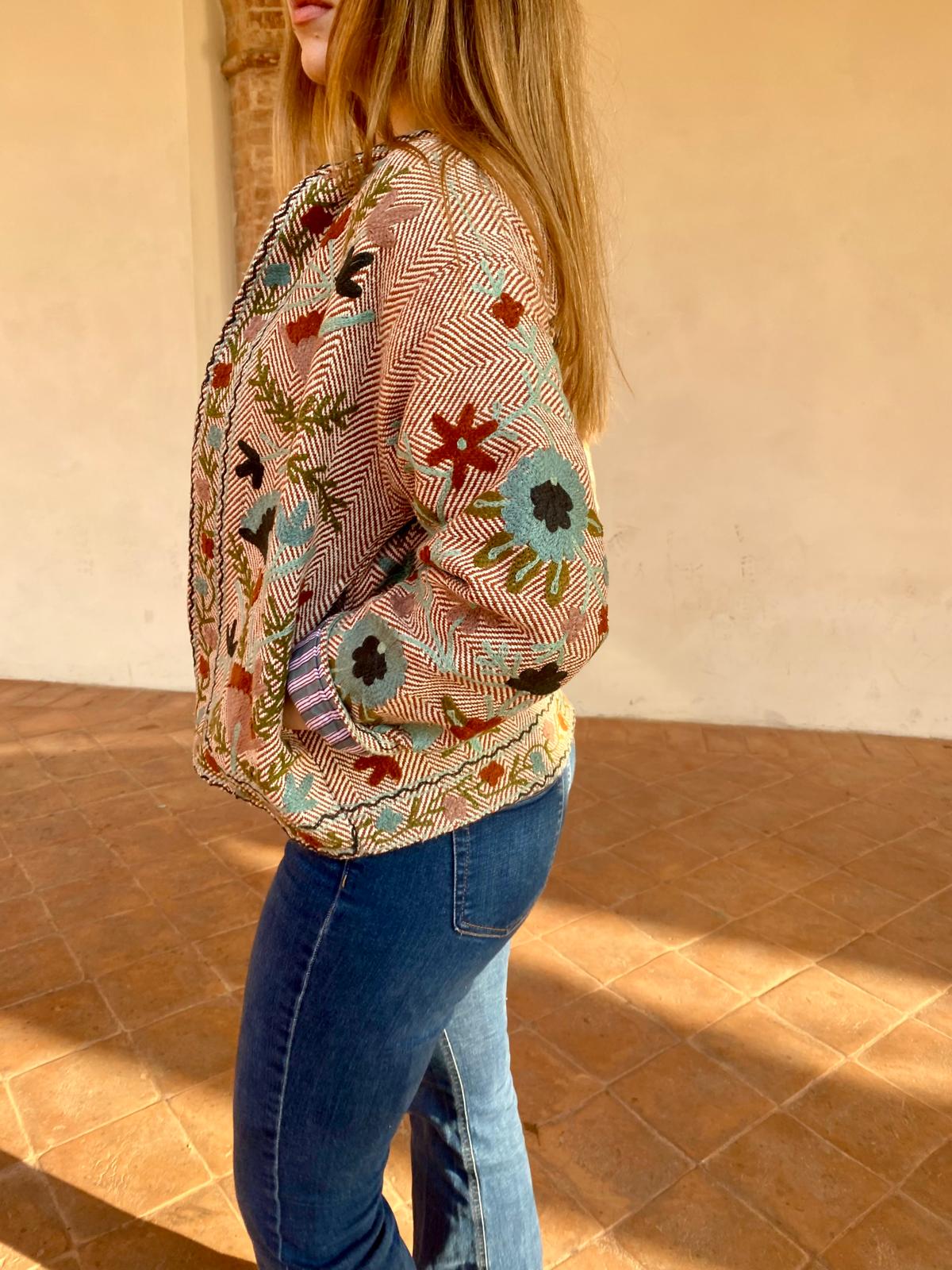 FOLKMUSE - Giacca Folk Ricamata a Fiori – Cotone Spinato Artigianale Boho Chic