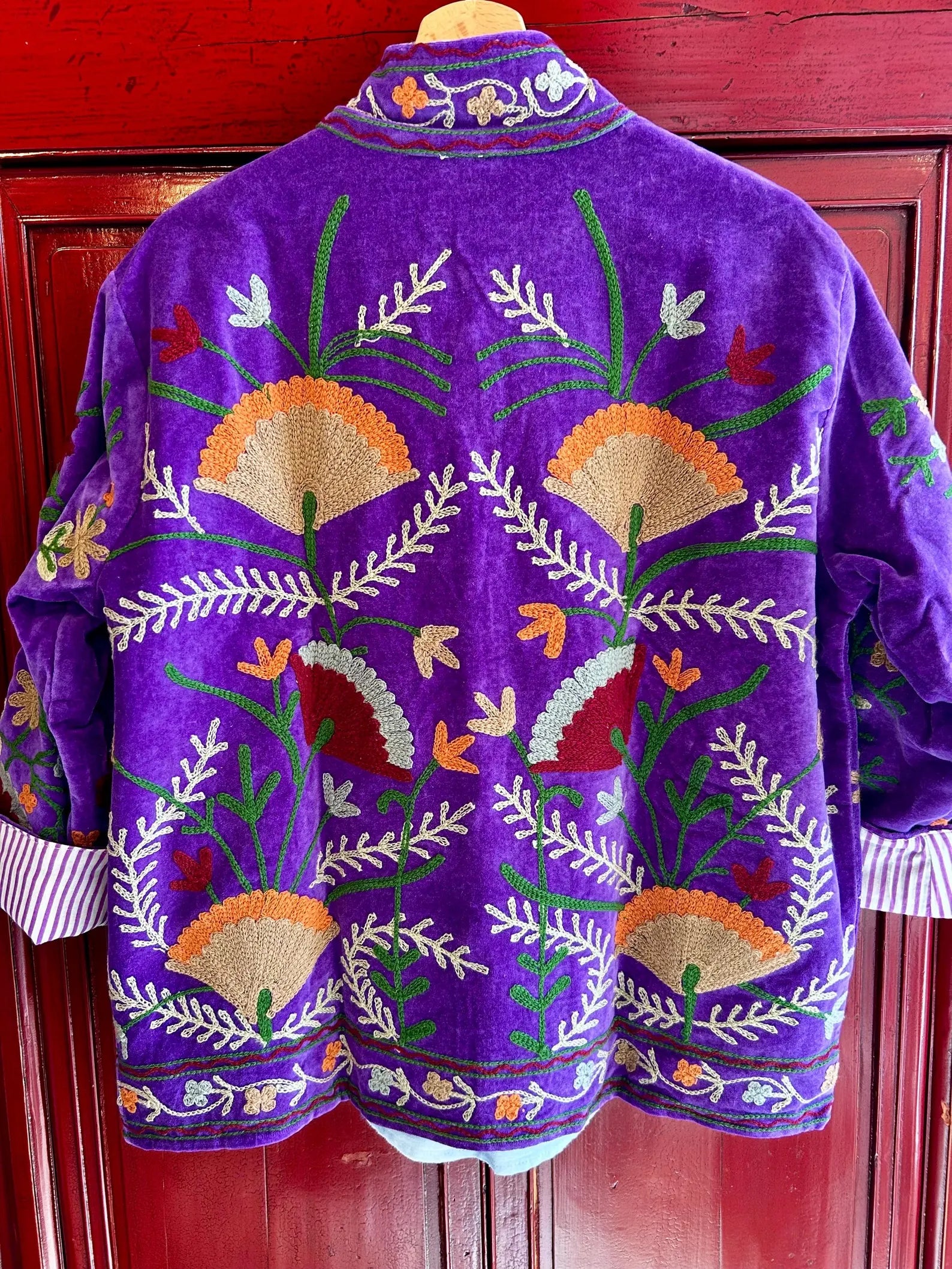 BLOOMY BUTTONS - Giacca Indiana SUZANI Artigianale in Velluto Ricamato Viola con bottoni