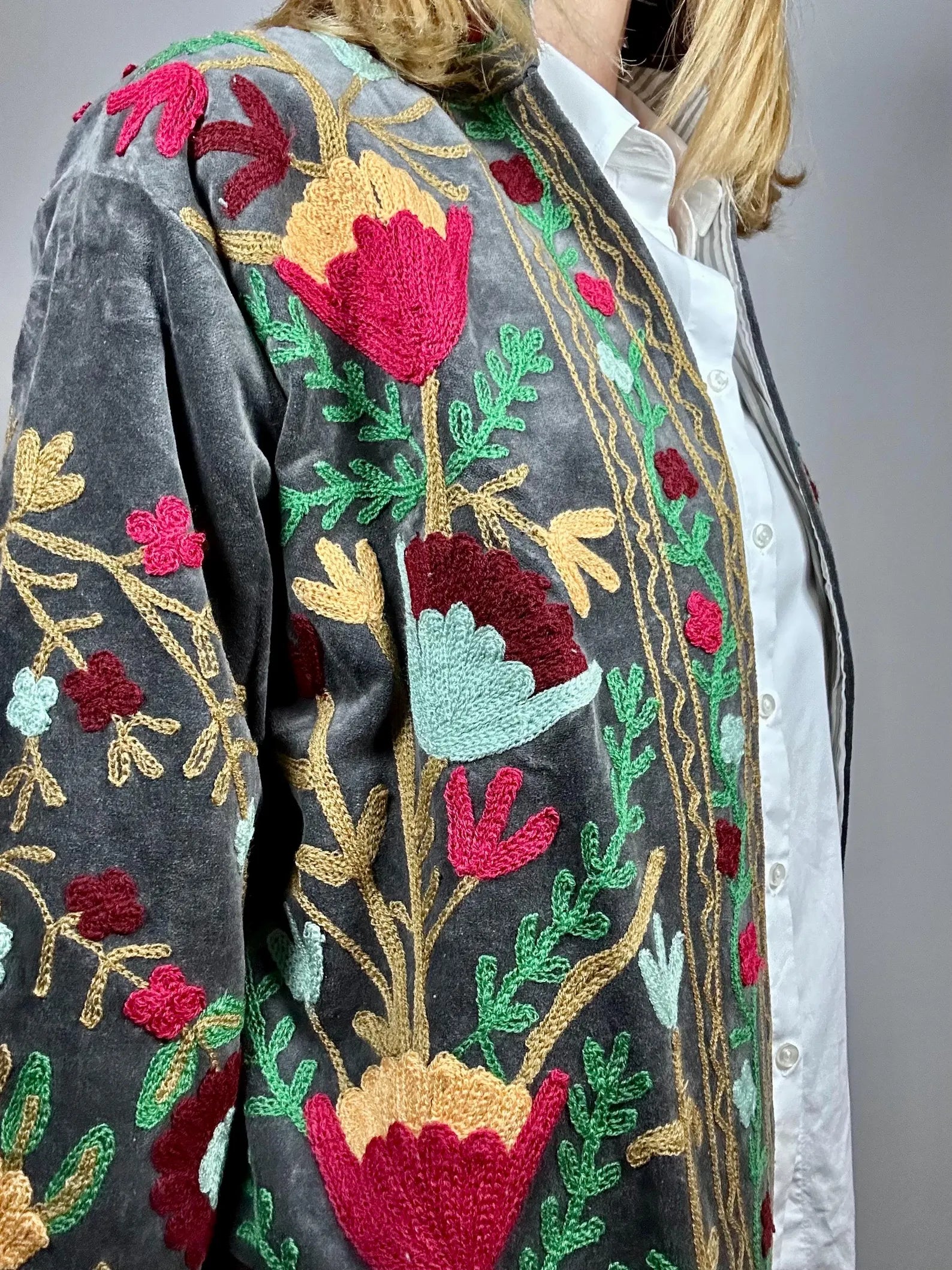 IRIS - Giacca Indiana SUZANI Artigianale in Velluto Ricamato Grigio