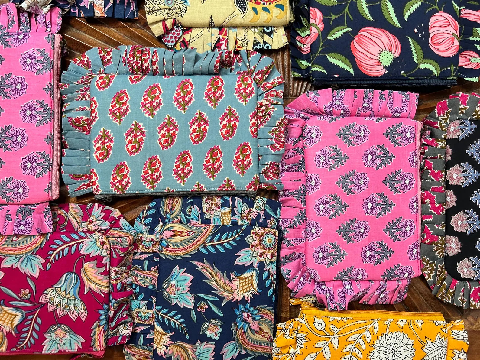 FRU' FRU' - Pochette in Cotone Block Print – Pochette Artigianale Imbottita con Rouche