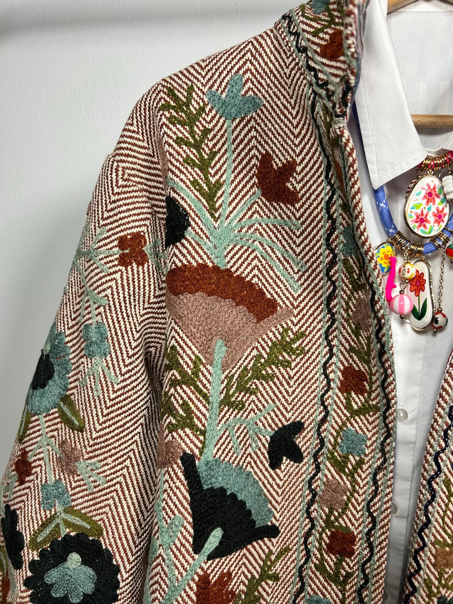 FOLKMUSE - Giacca Folk Ricamata a Fiori – Cotone Spinato Artigianale Boho Chic